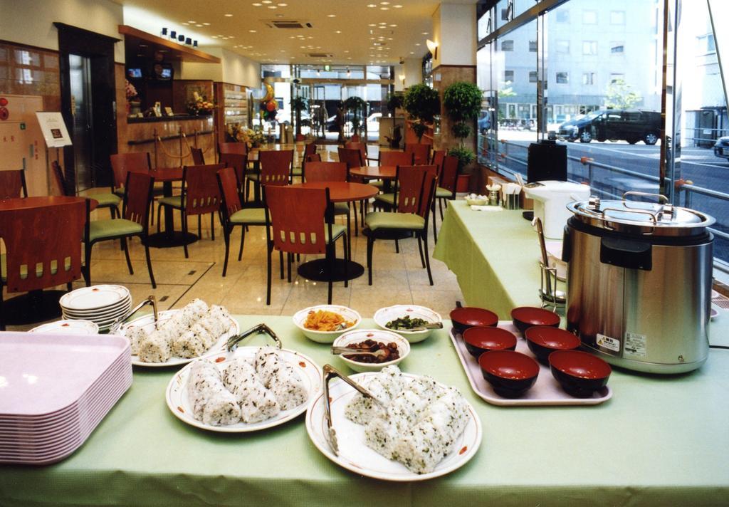 Toyoko Inn Hokkaido Asahikawa Ekimae Ichijo Dori Eksteriør bilde